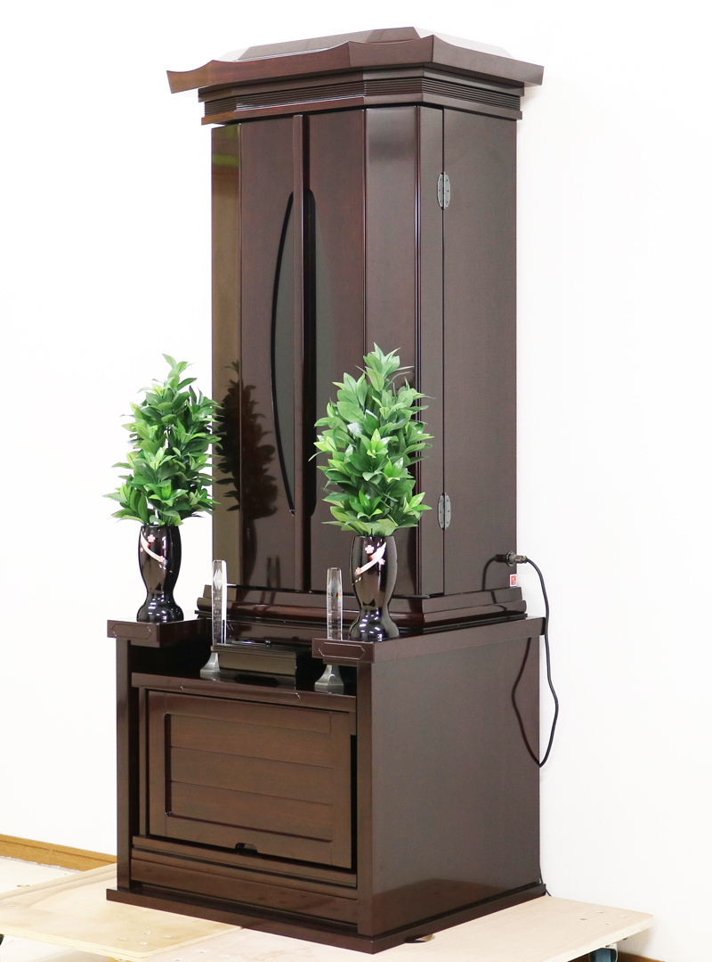 全体的に綺麗で、精悍な造りになっております。 上品なワイン色・ローズ色のお仏壇ですので婦人部・女子部に大変人気のお仏壇となっております。 和室・拠点・会場に最適です。 仏壇全体:高さ約175cm x 幅約70cm x 奥行約60cm 扉最大幅:約112cm 二つ折り幅:約83cm 厨子内寸:約65cm x約42.5cm　(特別特装ご本尊様可) ※特別特装ご本尊様(会館用特装ご本尊様)ご安置可。 ブランド徳島製仏壇:国産:安心: