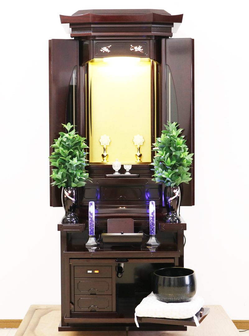 桜梅桃李.comより創価学会厨子型中古仏壇675　発売いたします。こちらのお仏壇は特装ご本尊様ご安置可能です。 最安値を目指して、スタッフ一同頑張っております。 創価学会仏壇アウトレット・訳アリ商品・中古商品を扱う、創価学会仏壇専門店桜梅桃李.comより発売いたします。 創価学会中古家具調仏壇 675 桜蒔絵ローズ色紫檀 (特別特装ご本尊様可) のお仏壇です。