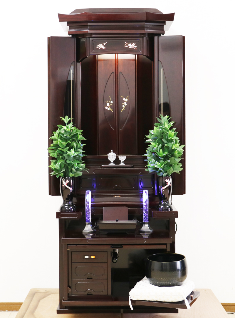 桜梅桃李.comより創価学会厨子型中古仏壇675　発売いたします。こちらのお仏壇は特装ご本尊様ご安置可能です。 最安値を目指して、スタッフ一同頑張っております。 創価学会仏壇アウトレット・訳アリ商品・中古商品を扱う、創価学会仏壇専門店桜梅桃李.comより発売いたします。 創価学会中古家具調仏壇 675 桜蒔絵ローズ色紫檀 (特別特装ご本尊様可) のお仏壇です。