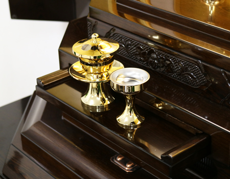 創価学会仏壇専門店桜梅桃李.comより、創価学会厨子型中古仏壇鉄刀木677徳島仏壇を発売いたします。男子部拠点・本部拠点・支部拠点・地区拠点に最適です。大型仏壇です。