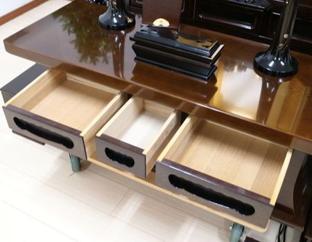 創価学会仏壇専門店桜梅桃李.comより、創価学会厨子型中古仏壇鉄刀木677徳島仏壇を発売いたします。男子部拠点・本部拠点・支部拠点・地区拠点に最適です。大型仏壇です。