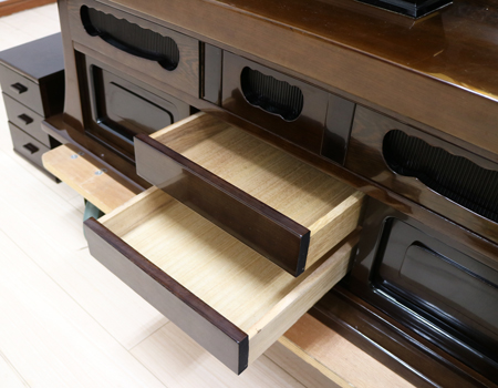 創価学会仏壇専門店桜梅桃李.comより、創価学会厨子型中古仏壇鉄刀木677徳島仏壇を発売いたします。男子部拠点・本部拠点・支部拠点・地区拠点に最適です。大型仏壇です。