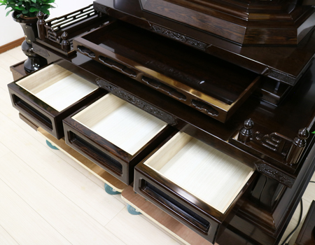 創価学会仏壇専門店桜梅桃李.comより、創価学会厨子型中古仏壇鉄刀木677徳島仏壇を発売いたします。男子部拠点・本部拠点・支部拠点・地区拠点に最適です。大型仏壇です。