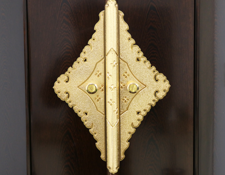 創価学会仏壇専門店桜梅桃李.comより、創価学会厨子型中古仏壇鉄刀木677徳島仏壇を発売いたします。男子部拠点・本部拠点・支部拠点・地区拠点に最適です。大型仏壇です。