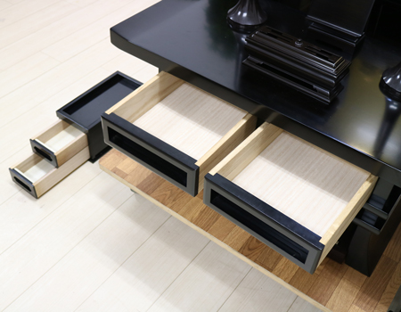 創価学会仏壇専門店桜梅桃李.comより、国産徳島創価学会厨子型中古仏壇黒檀　経机付679徳島仏壇を発売いたします。男子部拠点・本部拠点・支部拠点・地区拠点に最適です。収納は四か所ございます