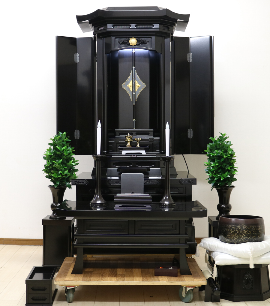 厨子型中古仏壇678です。国産徳島仏壇です。黒檀木のお仏壇となっております。厨子内は金色艶有塗装を施しております。個人会館・拠点・和室に最適です。通常使用で着くうち傷かすり傷ございます。 ※特別特装ご本尊様ご安置可能なお仏壇です。