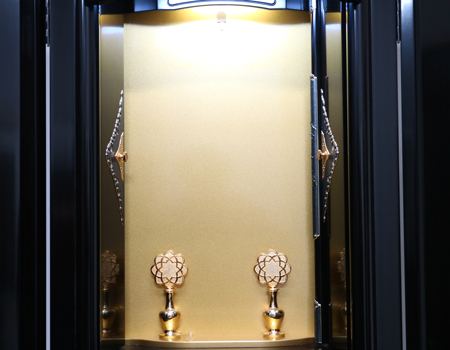 創価学会仏壇専門店桜梅桃李.comより、創価学会厨子型中古仏壇黒檀　経机付679徳島仏壇を発売いたします。男子部拠点・本部拠点・支部拠点・地区拠点に最適です。