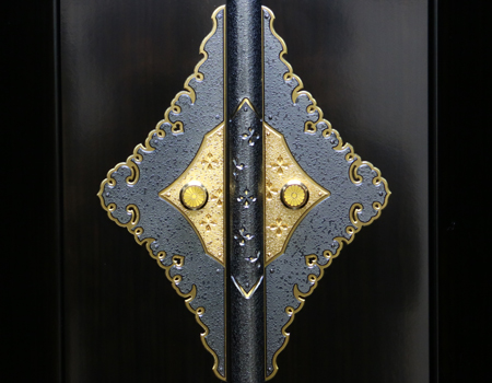 創価学会仏壇専門店桜梅桃李.comより、679黒檀厨子仏壇。厨子金具はいぶし銀で作成されております。