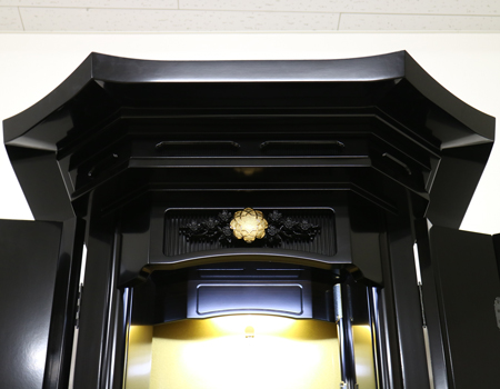 創価学会仏壇専門店桜梅桃李.comより、創価学会厨子型中古仏壇黒檀　経机付679徳島仏壇を発売いたします。男子部拠点・本部拠点・支部拠点・地区拠点に最適です。屋根のシルエットは精悍としてとても品があります。