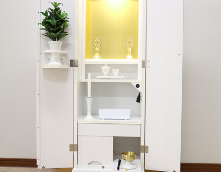 桜梅桃李.comより創価学会家具調仏壇680スマートを発売いたしました。 スマート　プリズム　プリマベーラ おしゃれなウッドデザインで気の優しいぬくもりカントリー調パステルピンク仏壇です。 リビング洋室和室にも最適 不動の人気商品 創価学会仏壇買換え中古販売なら桜梅桃李.comにお任せください女子部婦人部新婚結婚新居一人暮らし独立初めての仏壇に大人気。白蓮・部長・本部長