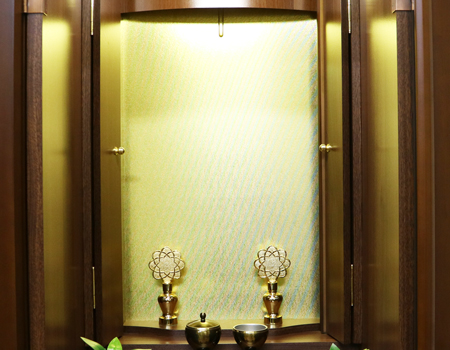 創価学会仏壇専門店桜梅桃李.comより創価学会家具調中古仏壇684を発売いたします。お厨子を開くと美しく煌びやかな金色がご本尊様を荘厳してくれます。  内部には照明も付属していますのでご本尊様を明るく照らしてくれます。  吊り金具はスライド式ですので、  ご本尊様の高さを簡単に調整することができます。