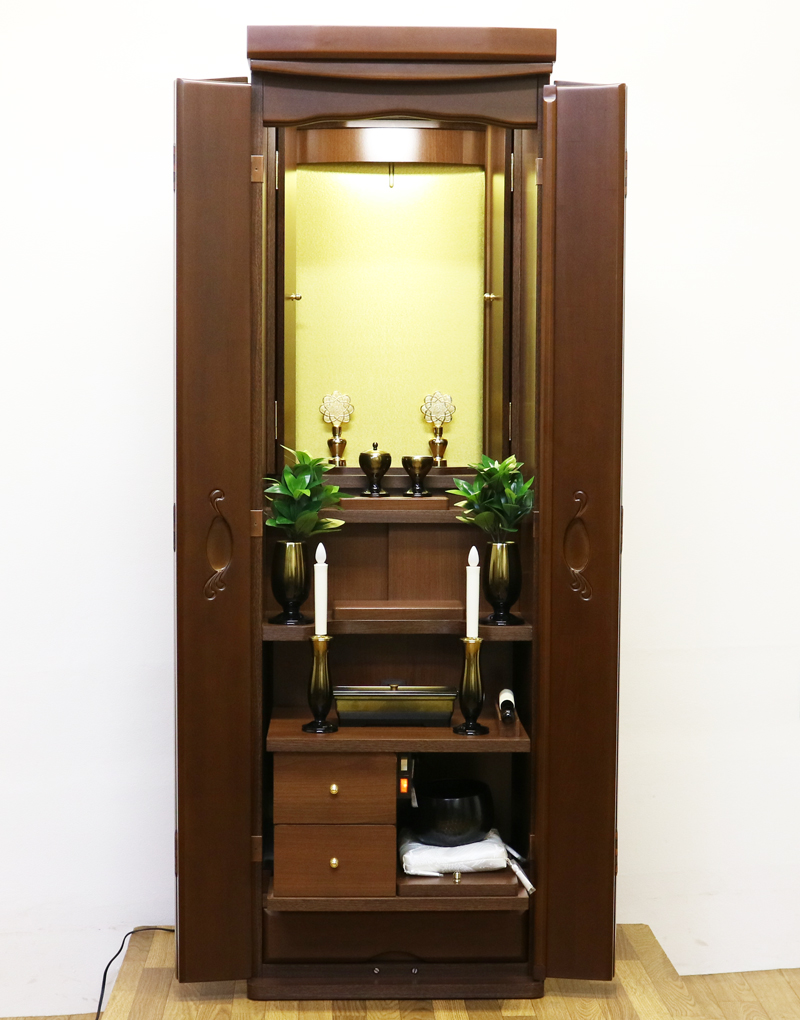 製造より三年の使用間の少ない家具調中古仏壇です。 こちらのお仏壇は、電動仏壇です。 扉の取っ手が可愛く作られております。 落ち着いたダーク色ですので、どのお部屋にもよく合います。 大きすぎないので、部屋が狭く感じにくいです。 比較的状態も良く、目立つ傷等もございません。 就職・大学進学・お一人暮らし・結婚・転居・引っ越しにも最適です。
