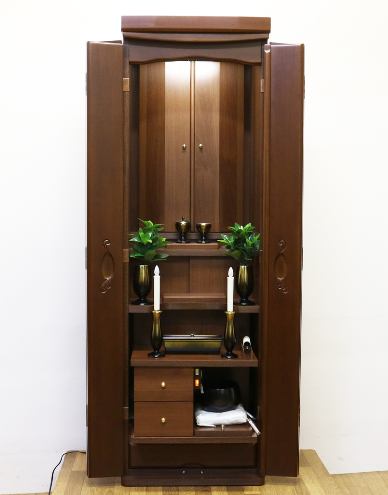 製造より三年の使用間の少ない家具調中古仏壇です。 こちらのお仏壇は、電動仏壇です。 扉の取っ手が可愛く作られております。 落ち着いたダーク色ですので、どのお部屋にもよく合います。 大きすぎないので、部屋が狭く感じにくいです。 比較的状態も良く、目立つ傷等もございません。 就職・大学進学・お一人暮らし・結婚・転居・引っ越しにも最適です。