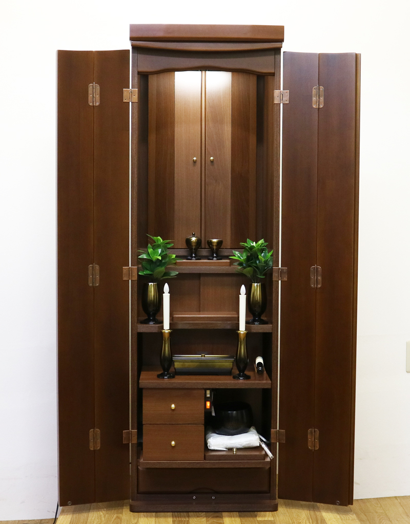 製造より三年の使用間の少ない家具調中古仏壇です。 こちらのお仏壇は、電動仏壇です。 扉の取っ手が可愛く作られております。 落ち着いたダーク色ですので、どのお部屋にもよく合います。 大きすぎないので、部屋が狭く感じにくいです。 比較的状態も良く、目立つ傷等もございません。 就職・大学進学・お一人暮らし・結婚・転居・引っ越しにも最適です。