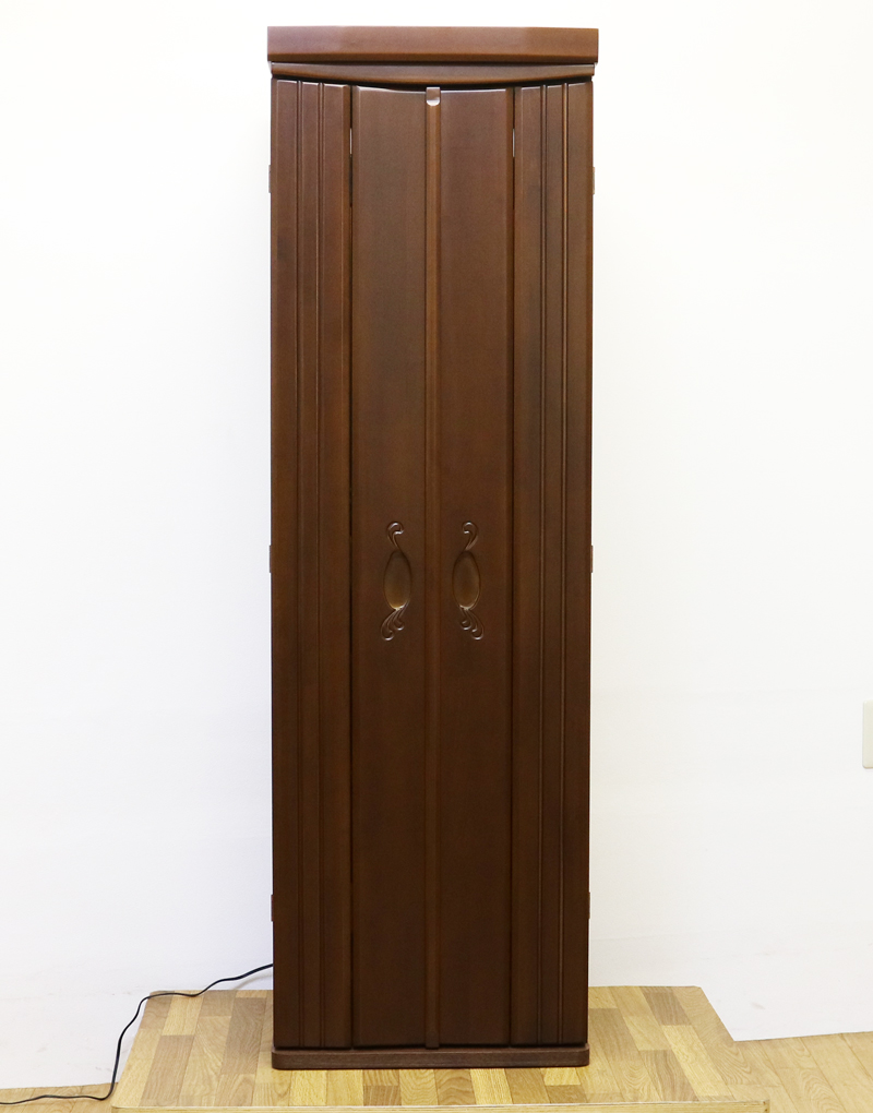 製造より三年の使用間の少ない家具調中古仏壇です。 こちらのお仏壇は、電動仏壇です。 扉の取っ手が可愛く作られております。 落ち着いたダーク色ですので、どのお部屋にもよく合います。 大きすぎないので、部屋が狭く感じにくいです。 比較的状態も良く、目立つ傷等もございません。 就職・大学進学・お一人暮らし・結婚・転居・引っ越しにも最適です。