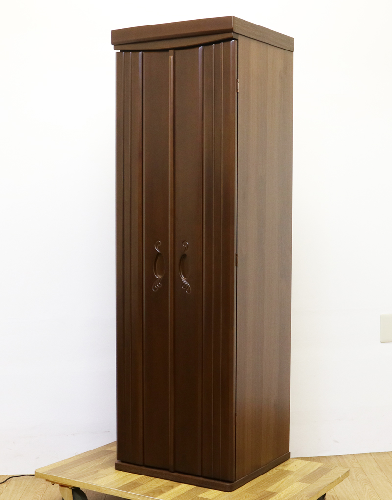 製造より三年の使用間の少ない家具調中古仏壇です。 こちらのお仏壇は、電動仏壇です。 扉の取っ手が可愛く作られております。 落ち着いたダーク色ですので、どのお部屋にもよく合います。 大きすぎないので、部屋が狭く感じにくいです。 比較的状態も良く、目立つ傷等もございません。 就職・大学進学・お一人暮らし・結婚・転居・引っ越しにも最適です。