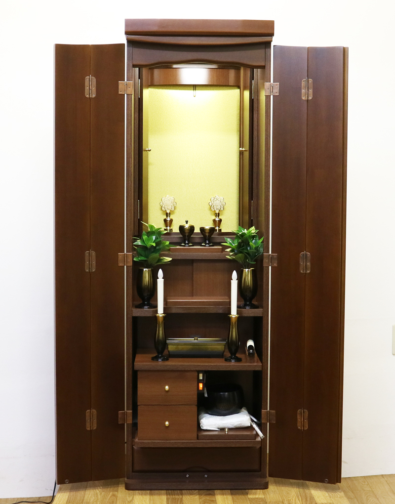 製造より三年の使用間の少ない家具調中古仏壇です。 こちらのお仏壇は、電動仏壇です。 扉の取っ手が可愛く作られております。 落ち着いたダーク色ですので、どのお部屋にもよく合います。 大きすぎないので、部屋が狭く感じにくいです。 比較的状態も良く、目立つ傷等もございません。 就職・大学進学・お一人暮らし・結婚・転居・引っ越しにも最適です。