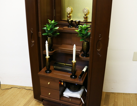 創価学会仏壇専門店桜梅桃李.comより創価学会家具調中古仏壇684を発売いたします。上記写真の仏具が付属いたします。  新品:造花おしきみミニ×2、電池ローソク×2  中古:徳利、天目、三宝、花立、灯立て  リン、リン布団、リン棒