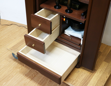 仏壇下部に引き出しが2か所ございます。