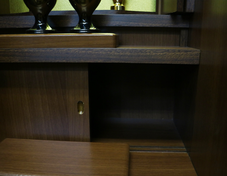 厨子下に引き戸の収納スペースがございます。