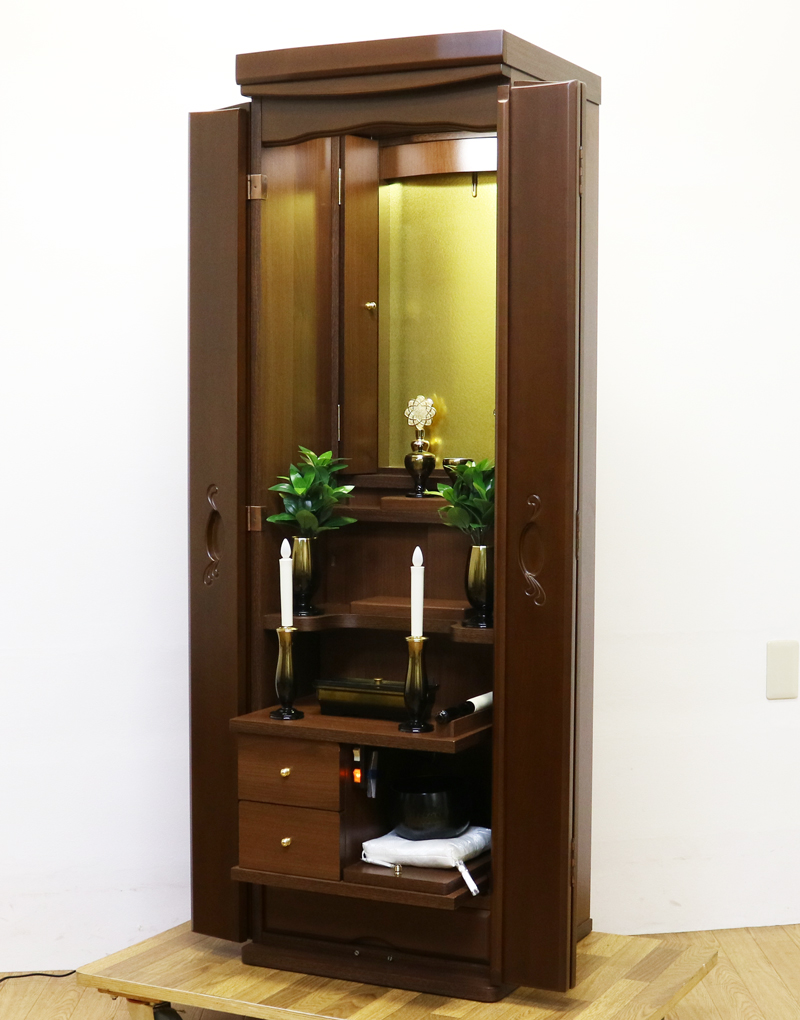 製造より三年の使用間の少ない家具調中古仏壇です。 こちらのお仏壇は、電動仏壇です。 扉の取っ手が可愛く作られております。 落ち着いたダーク色ですので、どのお部屋にもよく合います。 大きすぎないので、部屋が狭く感じにくいです。 比較的状態も良く、目立つ傷等もございません。 就職・大学進学・お一人暮らし・結婚・転居・引っ越しにも最適です。