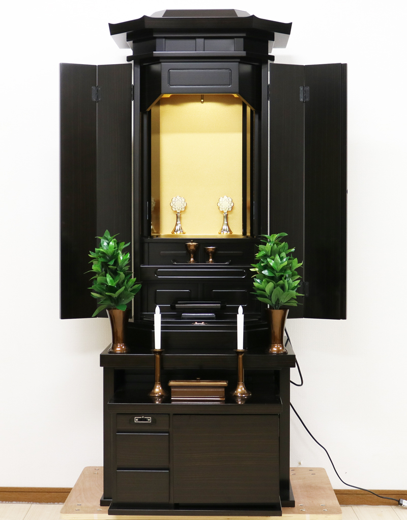 創価学会厨子型中古仏壇685です。  こちらのお仏壇は、電動仏壇です。シックな黒檀で どのお部屋にもよく合います。 大きすぎないので、部屋が狭く感じにくいです。 細かい傷が数か所ございます。 ご確認くださいませ。格安にてご提供させていただきます。 就職・大学進学・お一人暮らし・結婚・転居・引っ越しにも最適です。