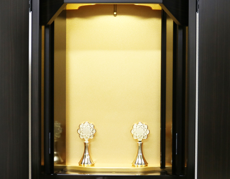 厨子内は金色塗装された厨子板となっております。  金紙と違い劣化しにくいです。