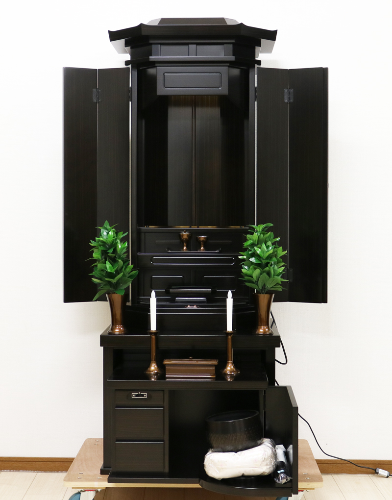 創価学会厨子型中古仏壇685です。  こちらのお仏壇は、電動仏壇です。シックな黒檀で どのお部屋にもよく合います。 大きすぎないので、部屋が狭く感じにくいです。 細かい傷が数か所ございます。 ご確認くださいませ。格安にてご提供させていただきます。 就職・大学進学・お一人暮らし・結婚・転居・引っ越しにも最適です。