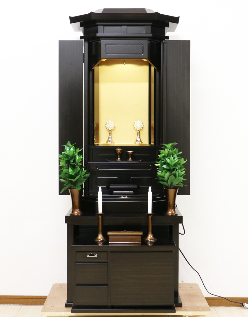 創価学会厨子型中古仏壇685です。  こちらのお仏壇は、電動仏壇です。シックな黒檀で どのお部屋にもよく合います。 大きすぎないので、部屋が狭く感じにくいです。 細かい傷が数か所ございます。 ご確認くださいませ。格安にてご提供させていただきます。 就職・大学進学・お一人暮らし・結婚・転居・引っ越しにも最適です。