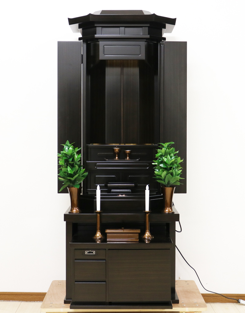 創価学会厨子型中古仏壇685です。  こちらのお仏壇は、電動仏壇です。シックな黒檀で どのお部屋にもよく合います。 大きすぎないので、部屋が狭く感じにくいです。 細かい傷が数か所ございます。 ご確認くださいませ。格安にてご提供させていただきます。 就職・大学進学・お一人暮らし・結婚・転居・引っ越しにも最適です。