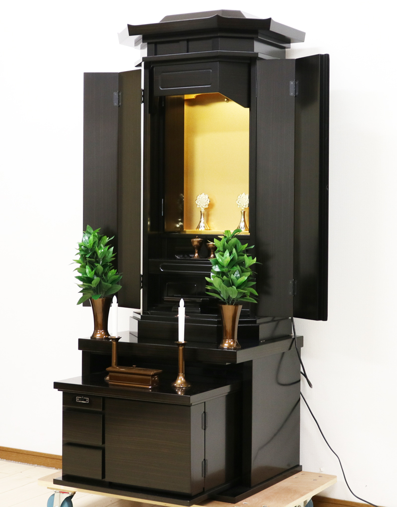 創価学会厨子型中古仏壇685です。  こちらのお仏壇は、電動仏壇です。シックな黒檀で どのお部屋にもよく合います。 大きすぎないので、部屋が狭く感じにくいです。 細かい傷が数か所ございます。 ご確認くださいませ。格安にてご提供させていただきます。 就職・大学進学・お一人暮らし・結婚・転居・引っ越しにも最適です。