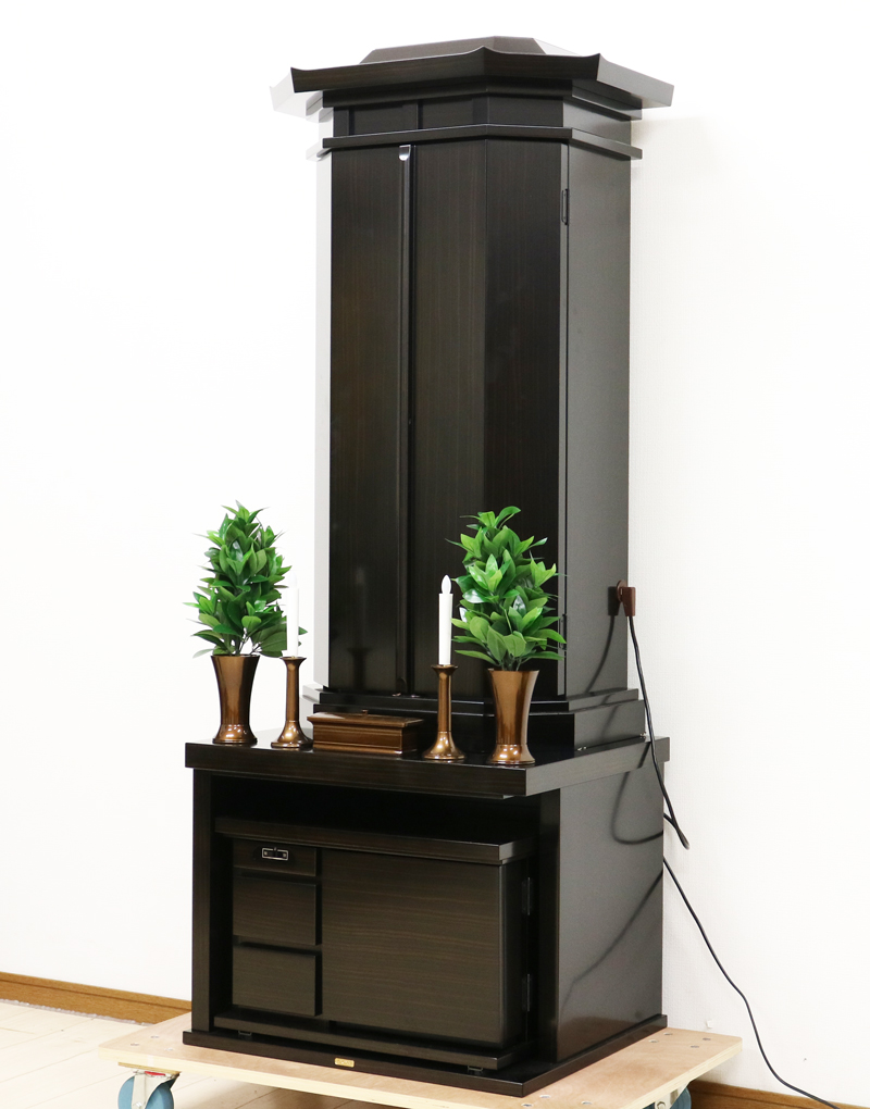 創価学会厨子型中古仏壇685です。  こちらのお仏壇は、電動仏壇です。シックな黒檀で どのお部屋にもよく合います。 大きすぎないので、部屋が狭く感じにくいです。 細かい傷が数か所ございます。 ご確認くださいませ。格安にてご提供させていただきます。 就職・大学進学・お一人暮らし・結婚・転居・引っ越しにも最適です。