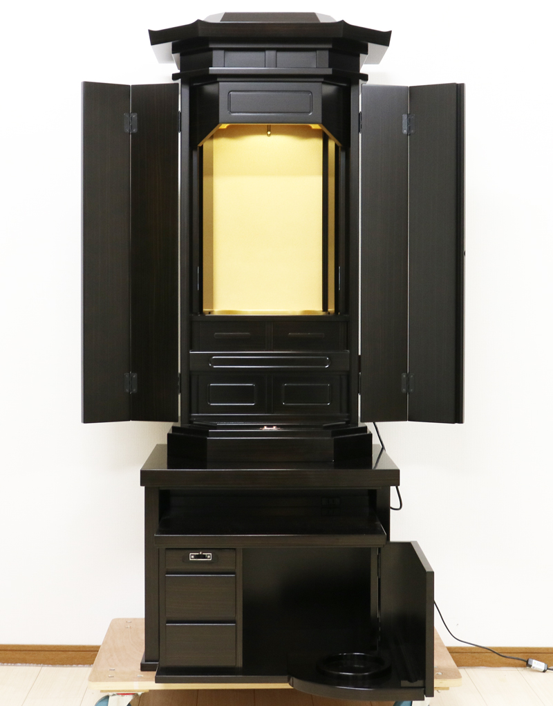 創価学会厨子型中古仏壇685です。  こちらのお仏壇は、電動仏壇です。シックな黒檀で どのお部屋にもよく合います。 大きすぎないので、部屋が狭く感じにくいです。 細かい傷が数か所ございます。 ご確認くださいませ。格安にてご提供させていただきます。 就職・大学進学・お一人暮らし・結婚・転居・引っ越しにも最適です。