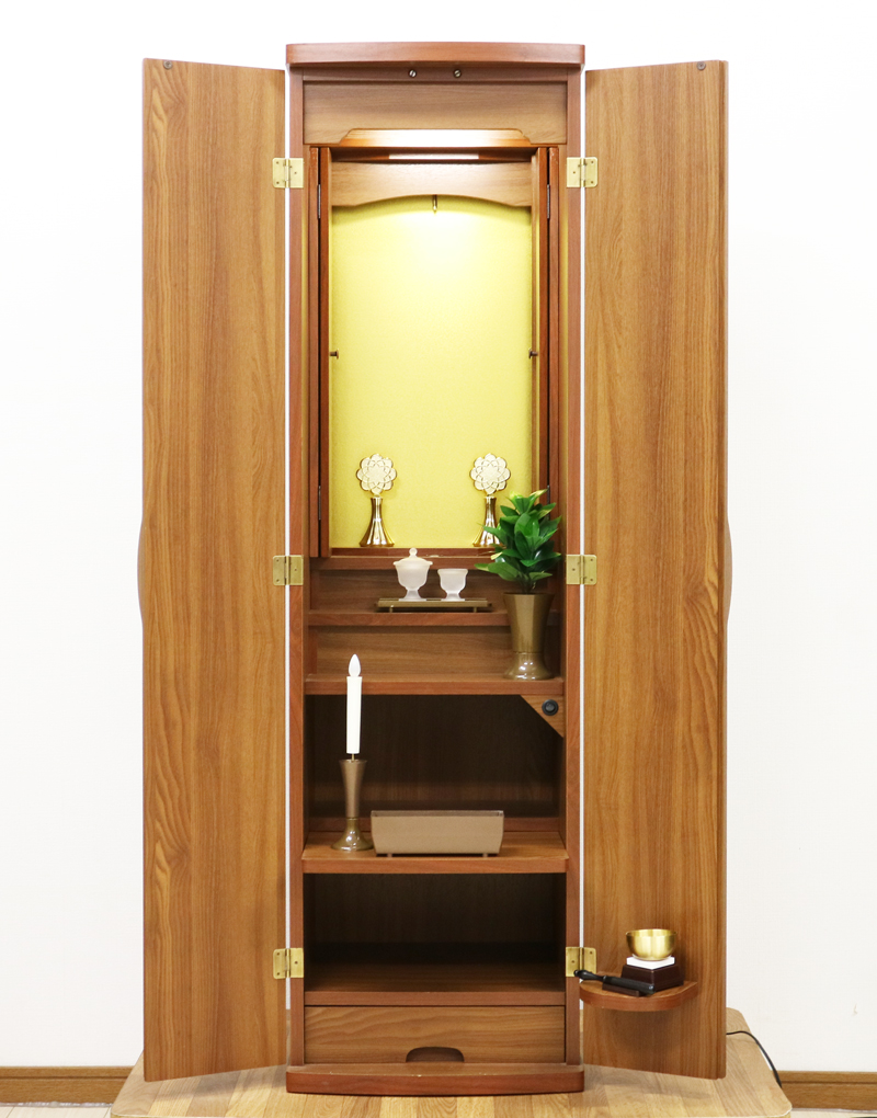 家具調中古仏壇です。 こちらのお仏壇は、手動仏壇です。手動仏壇の為、電動機の故障がないので比較的安定してご使用いただけます。 明るいライト色ですので、どのお部屋にもよく合います。 大きすぎないので、部屋が狭く感じにくいです。 多数傷ございます。 また、日焼けで色が薄くなっている部分があります。 ご確認くださいませ。格安にてご提供させていただきます。 就職・大学進学・お一人暮らし・結婚・転居・引っ越しにも最適です。