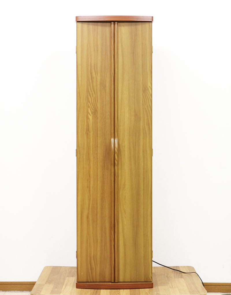 家具調中古仏壇です。 こちらのお仏壇は、手動仏壇です。手動仏壇の為、電動機の故障がないので比較的安定してご使用いただけます。 明るいライト色ですので、どのお部屋にもよく合います。 大きすぎないので、部屋が狭く感じにくいです。 多数傷ございます。 また、日焼けで色が薄くなっている部分があります。 ご確認くださいませ。格安にてご提供させていただきます。 就職・大学進学・お一人暮らし・結婚・転居・引っ越しにも最適です。