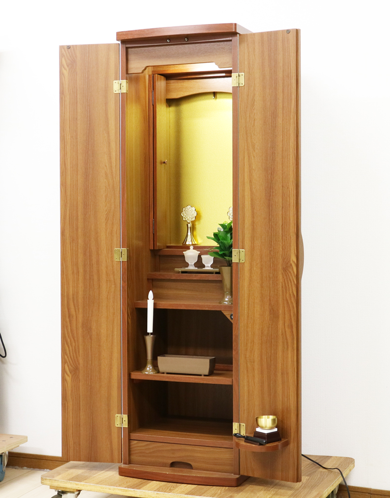 家具調中古仏壇です。 こちらのお仏壇は、手動仏壇です。手動仏壇の為、電動機の故障がないので比較的安定してご使用いただけます。 明るいライト色ですので、どのお部屋にもよく合います。 大きすぎないので、部屋が狭く感じにくいです。 多数傷ございます。 また、日焼けで色が薄くなっている部分があります。 ご確認くださいませ。格安にてご提供させていただきます。 就職・大学進学・お一人暮らし・結婚・転居・引っ越しにも最適です。