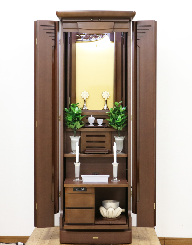 創価学会仏壇買取専門店桜梅桃李.comより家具調電動中古仏壇678の発売を致します。こちらのお仏壇は、クリーニングメンテナンス・電動機械の調整済みです。ダークオーク色のお仏壇ですのでお部屋に溶け込みます。どの部屋にも違和感なく溶け込みます。青年部・独立・新入会・進学・一人暮らしの女子部・男子部・学生部・また新婚引っ越しにも人気の格安仏壇です。