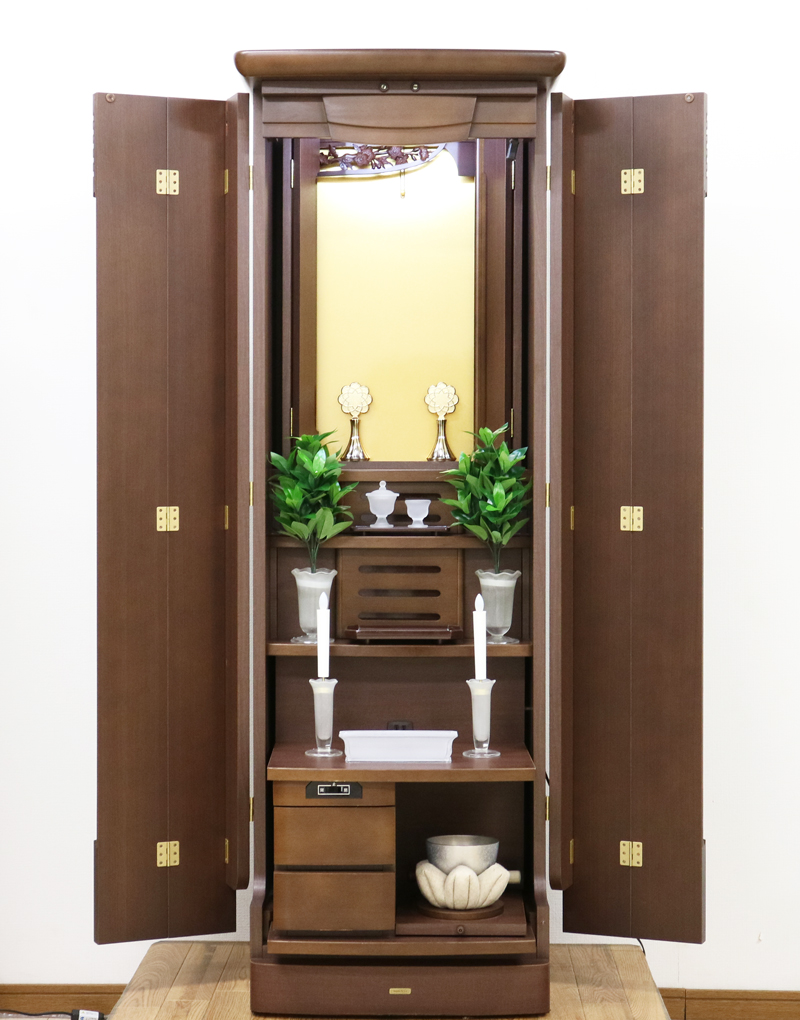 電動家具調仏壇です。厨子内の金板は、新品金色塗装をつけました。 こちらのお仏壇は、クリーニングメンテナンス済みです。 どの部屋にも違和感なく溶け込むお色です。