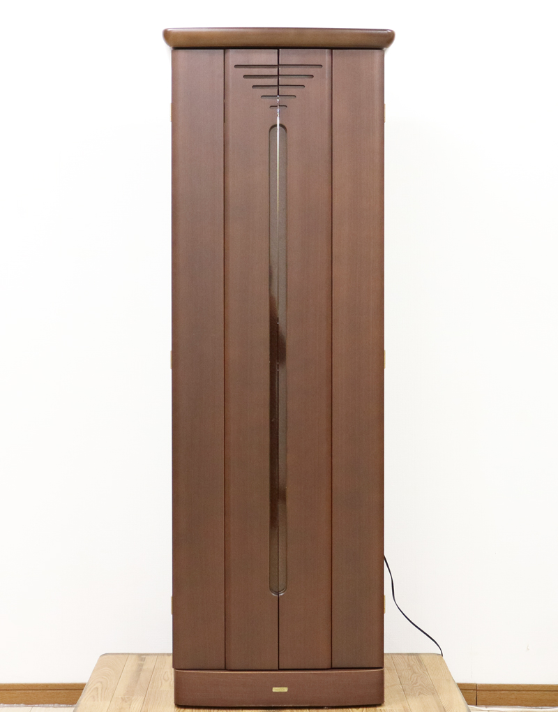 創価学会仏壇買取専門店桜梅桃李.comより家具調電動中古仏壇687の発売を致します。こちらのお仏壇は、クリーニングメンテナンス・電動機械の調整済みです。ダークオーク色のお仏壇ですのでお部屋に溶け込みます。どの部屋にも違和感なく溶け込みます。青年部・独立・新入会・進学・一人暮らしの女子部・男子部・学生部・また新婚引っ越しにも人気の格安仏壇です。金板塗装は新品をお付けいたしました