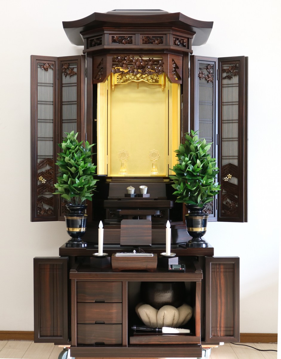 金剛堂の厨子型収納仏壇です。精悍な面持ちで金具一つ一つ丁寧に仕上がっております。  厨子内の二重の桜の彫りがきれいです。