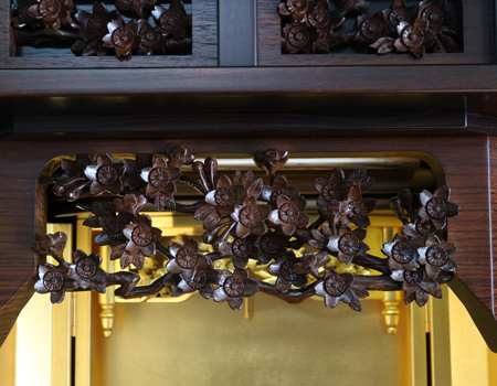 創価学会厨子型収納仏壇　金剛堂　中古688創価学会仏壇専門店桜梅桃李.comより発売いたします。　金剛堂の厨子型収納仏壇です。精悍な面持ちで金具一つ一つ丁寧に仕上がっております。厨子内の二重の桜の彫りがきれいです。仏壇全体:高さ167cm x 幅63.5cm x 奥行き61cm厨子内寸:60cm x28.5cm　扉最大幅:105cm扉二つ折り:84cm経机最大引き出し幅:87cm　