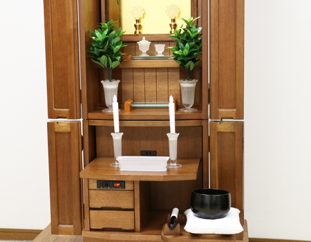 仏具一式 創価学会家具調仏壇 中古仏壇 桜彫 欄間 二段重ね 木の優しい空間 女子部・婦人部に大人気洋室　リビング　一人暮らし　DK　女子部　婦人部　激安　最安値　訳アリ	創価学会家具調仏壇 中古仏壇 桜彫 欄間 二段重ね 木の優しい空間 女子部・婦人部に大人気洋室　リビング　一人暮らし　DK　女子部　婦人部　激安　最安値　訳アリ お厨子内は金色塗装を施してあり、金紙と違い濡れ  布巾での掃除が可能です。  またご本尊様の位置も上下に簡単に移動ができます。  リン・リン布団・とっくり以外は  新品仏具をお付けいたします。  銅器の品質の良い仏具です。