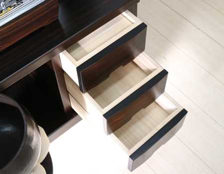 創価学会厨子型収納仏壇　金剛堂　中古688　経机収納引き出し　創価学会仏壇専門店桜梅桃李.comより発売いたします。　金剛堂の厨子型収納仏壇です。精悍な面持ちで金具一つ一つ丁寧に仕上がっております。厨子内の二重の桜の彫りがきれいです。仏壇全体:高さ167cm x 幅63.5cm x 奥行き61cm厨子内寸:60cm x28.5cm　扉最大幅:105cm扉二つ折り:84cm経机最大引き出し幅:87cm　