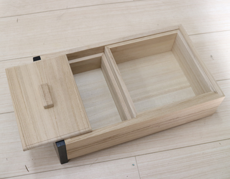 金剛堂の厨子型収納仏壇です。精悍な面持ちで金具一つ一つ丁寧に仕上がっております。  厨子内の二重の桜の彫りがきれいです。　引き出し二重構造