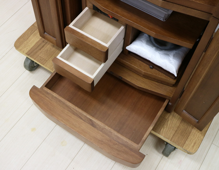 経机の引き出し;仏具一式 創価学会家具調仏壇 中古仏壇 桜彫 欄間 二段重ね 木の優しい空間 女子部・婦人部に大人気洋室　リビング　一人暮らし　DK　女子部　婦人部　激安　最安値　訳アリ	創価学会家具調仏壇 中古仏壇 桜彫 欄間 二段重ね 木の優しい空間 女子部・婦人部に大人気洋室　リビング　一人暮らし　DK　女子部　婦人部　激安　最安値　訳アリ お厨子内は金色塗装を施してあり、金紙と違い濡れ  布巾での掃除が可能です。  またご本尊様の位置も上下に簡単に移動ができます。  リン・リン布団・とっくり以外は  新品仏具をお付けいたします。  銅器の品質の良い仏具です。