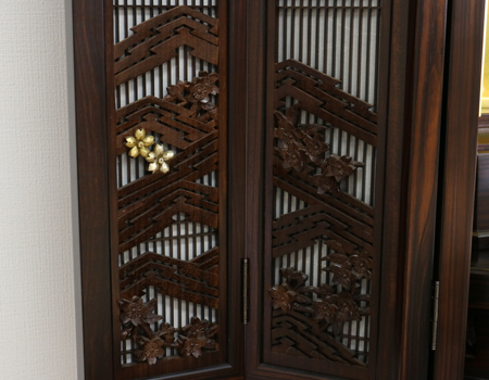 創価学会厨子型収納仏壇　金剛堂　中古688　創価学会仏壇専門店桜梅桃李.comより発売いたします。　金剛堂の厨子型収納仏壇です。精悍な面持ちで金具一つ一つ丁寧に仕上がっております。厨子内の二重の桜の彫りがきれいです。仏壇全体:高さ167cm x 幅63.5cm x 奥行き61cm厨子内寸:60cm x28.5cm　扉最大幅:105cm扉二つ折り:84cm経机最大引き出し幅:87cm　