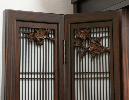 創価学会厨子型収納仏壇　金剛堂　中古688　扉　創価学会仏壇専門店桜梅桃李.comより発売いたします。　金剛堂の厨子型収納仏壇です。精悍な面持ちで金具一つ一つ丁寧に仕上がっております。厨子内の二重の桜の彫りがきれいです。