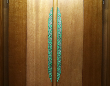 逗子扉のデザイン;創価学会家具調仏壇 中古仏壇 桜彫 欄間 二段重ね 木の優しい空間 女子部・婦人部に大人気洋室　リビング　一人暮らし　DK　女子部　婦人部　激安　最安値　訳アリ