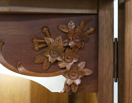 逗子扉のデザイン;創価学会家具調仏壇 中古仏壇 桜彫 欄間 二段重ね 木の優しい空間 女子部・婦人部に大人気洋室　リビング　一人暮らし　DK　女子部　婦人部　激安　最安値　訳アリ