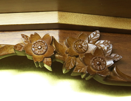 桜の彫刻:欄間:創価学会家具調仏壇 中古仏壇 桜彫 欄間 二段重ね 木の優しい空間 女子部・婦人部に大人気洋室　リビング　一人暮らし　DK　女子部　婦人部　激安　最安値　訳アリ